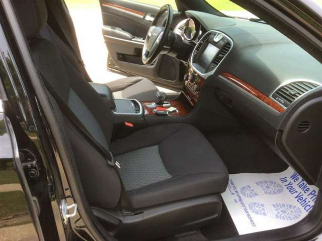 Chrysler 300 2012 photo 14